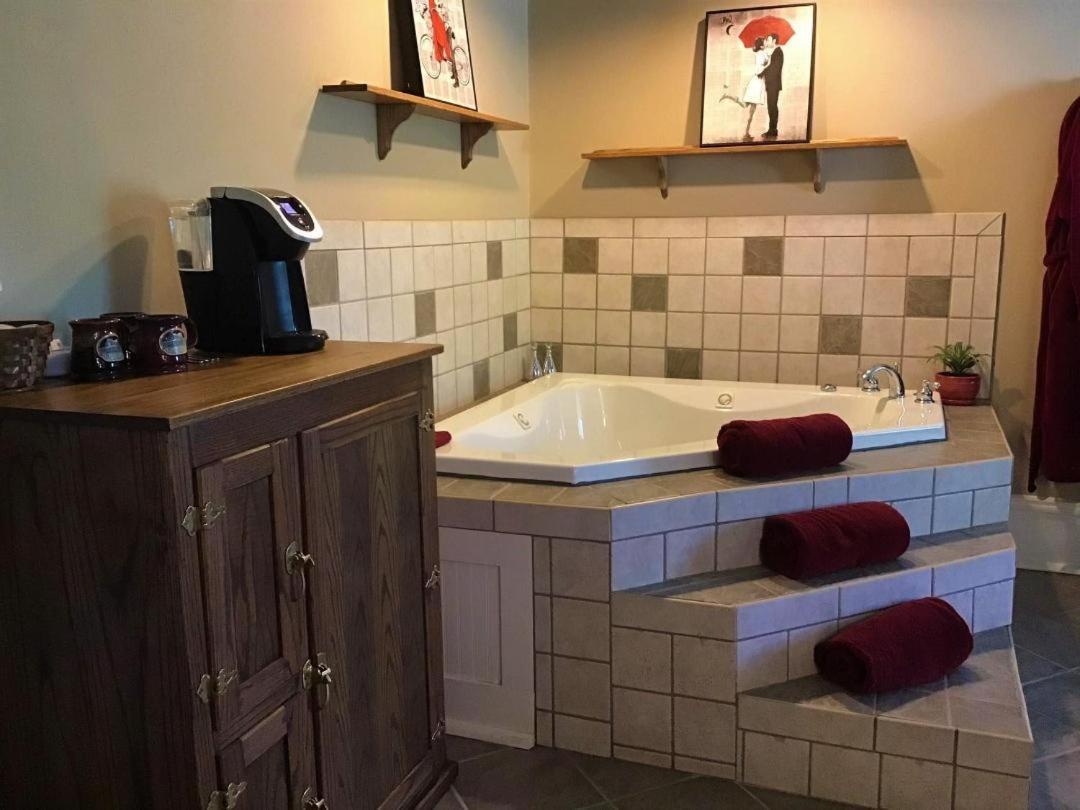 Plain & Fancy Bed & Breakfast Ironton Esterno foto