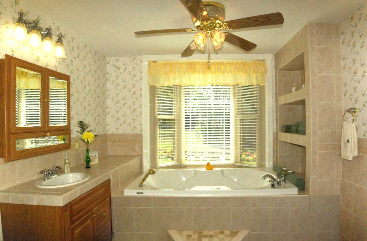 Plain & Fancy Bed & Breakfast Ironton Esterno foto